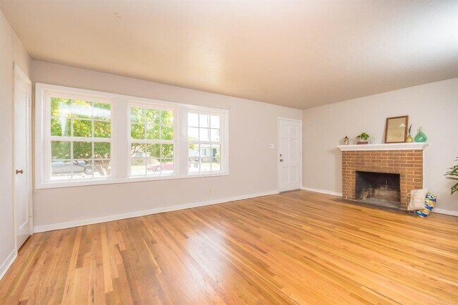 Building Photo - HALF OFF ONE MONTH RENT IF APPROVED AND MO...