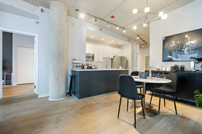 Building Photo - 720 N Larrabee St