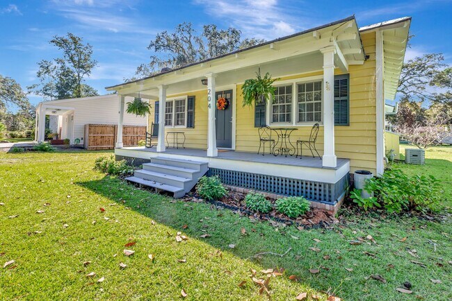 Building Photo - Downtown Summerville Charm Meets Modern St...