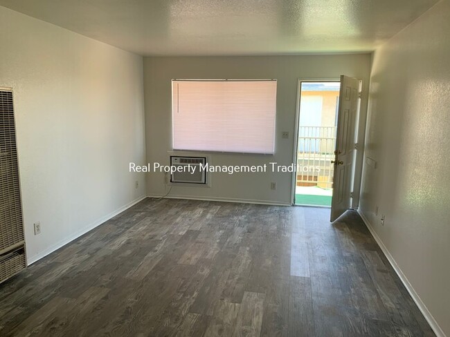 Foto del edificio - Fully Rehabbed 2 + 1 Rosamond Apartment