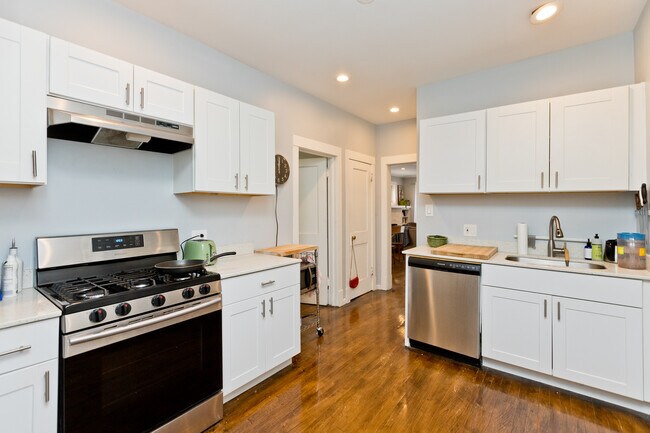 Building Photo - 3557 W Wrightwood Ave