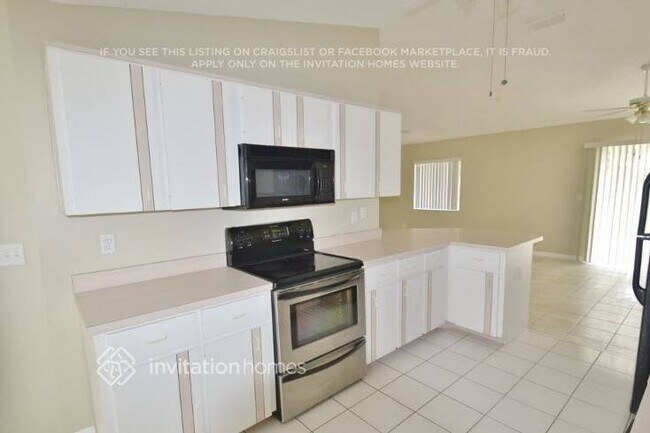 Foto del edificio - 3121 Silver Palm Dr