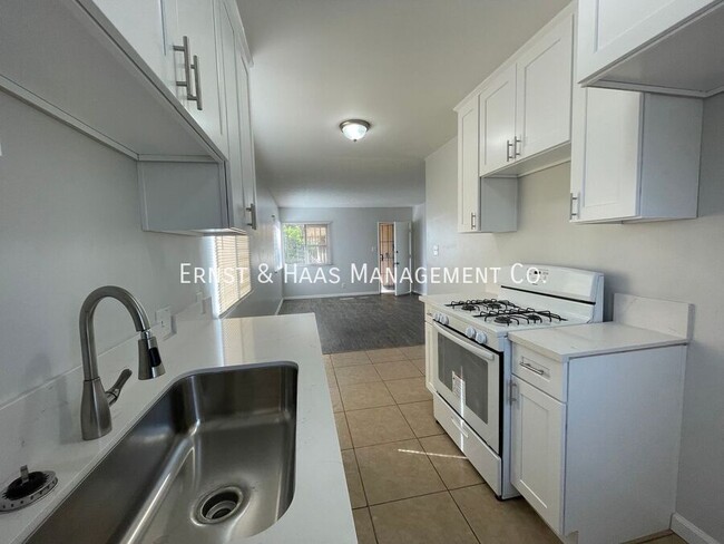 Building Photo - Fantastic Low Rise Garden Apartment! *MOVE...