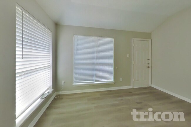 Foto del edificio - 24307 Hard Wood Dr