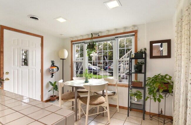 entreance area great for sunroom or office - 2840 W Wellington Ave