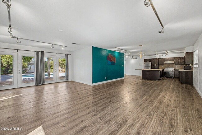 Foto del edificio - 6732 E 6th St