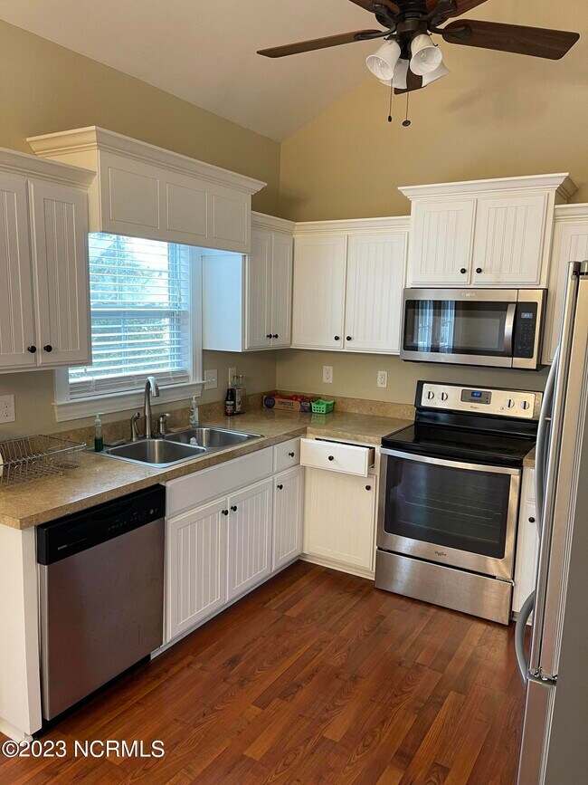 Building Photo - 205 Belle Oaks Dr