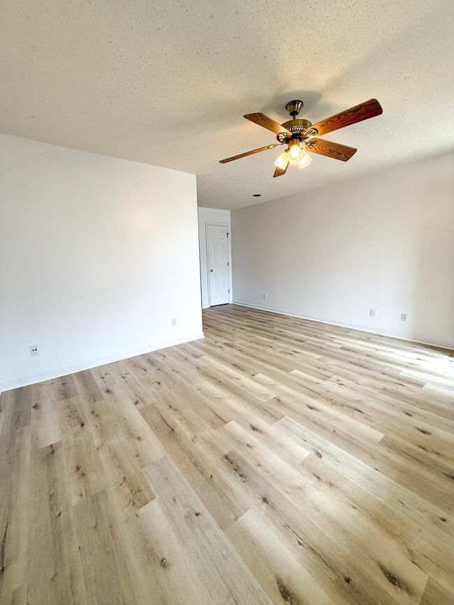 Building Photo - 409 E Roosevelt Ave