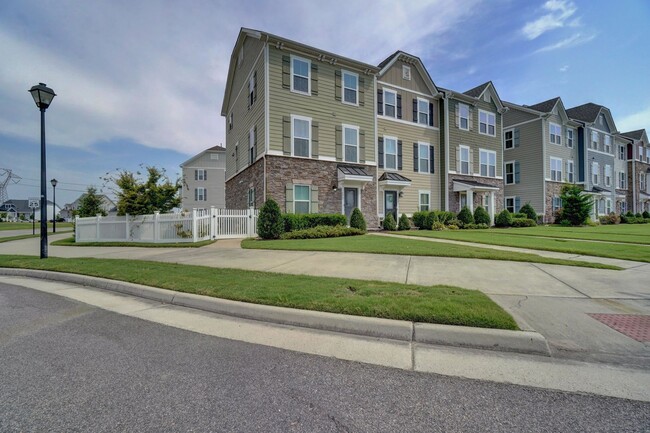 Building Photo - READY 08-17-26l!! A 3-Bedroom Townhome w/Garage in Culpepper Landing! Community Pool, Dog Park, P...