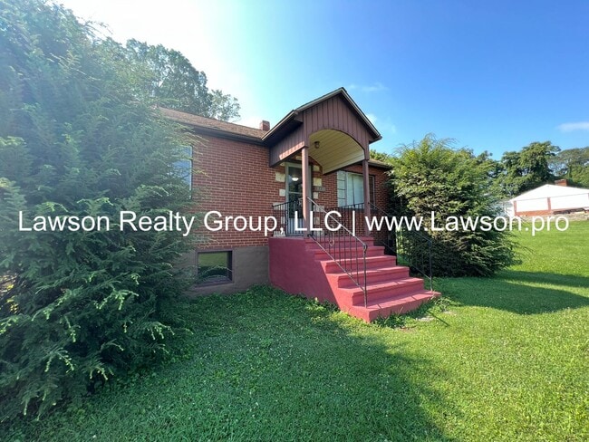 Building Photo - Quaint Two Bedroom Home By Christmas Tree Farm