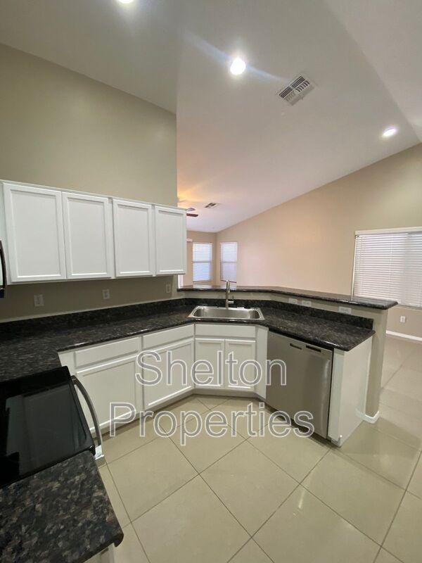 Building Photo - 10834 W Wilshire Dr