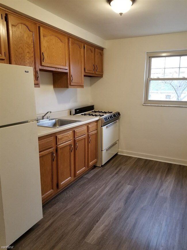 Foto del edificio - 2 br, 1 bath Apartment - 181 Pennwood Avenue