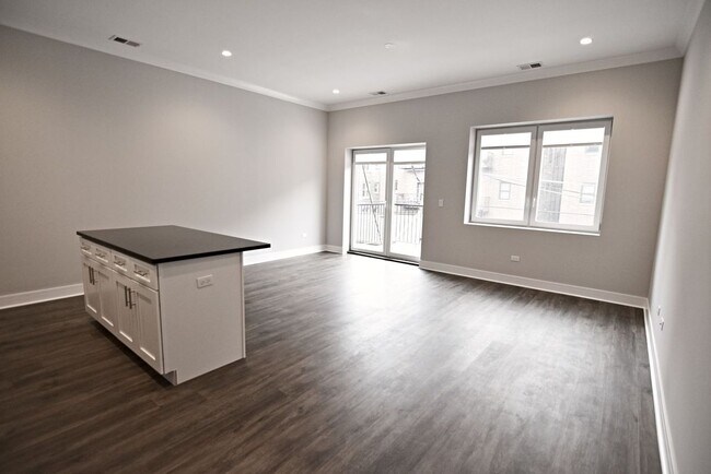 Foto del edificio - 927 W Irving Park Rd