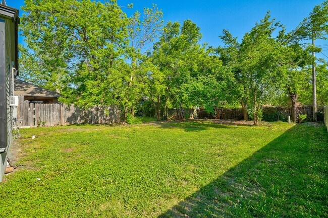 Building Photo - 3 bed 1 bath in Oklahoma City - Half off o...