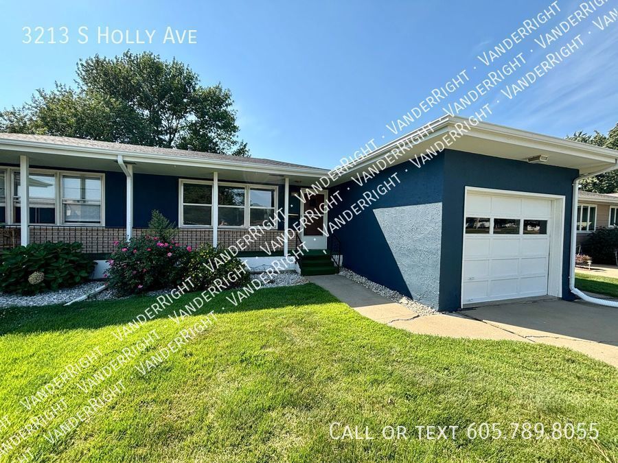 Foto principal - 3 Bedroom 2 Bathroom Twin Home!