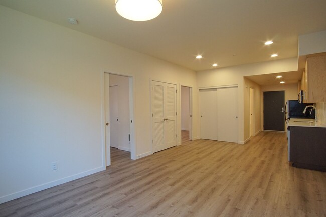 Building Photo - Modern, Spacious 2Bdr w/Condo-Grade Finish...