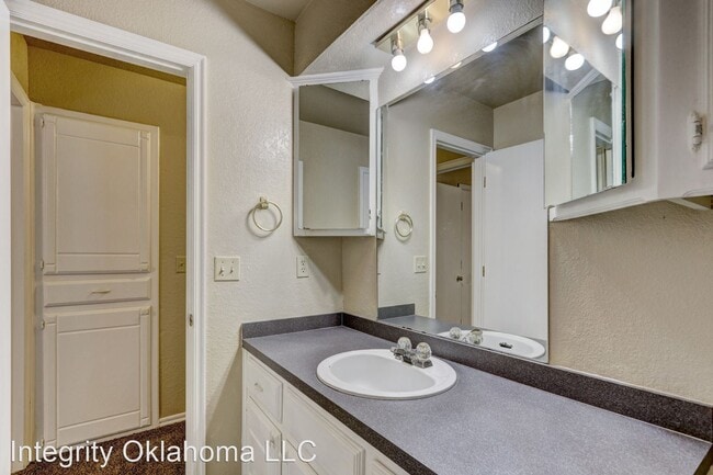 Building Photo - 4 br, 2 bath House - 11505 Roxboro Avenue