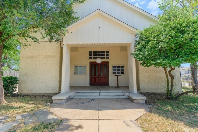 Building Photo - 2602 Kings Rd