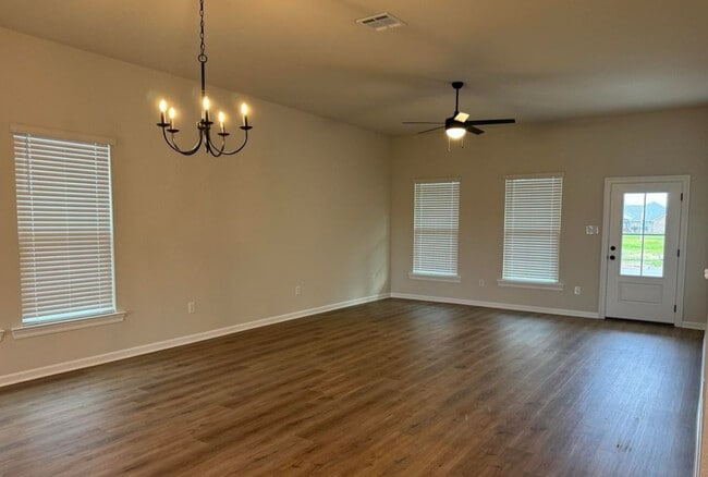 Building Photo - 404 Weaver Way