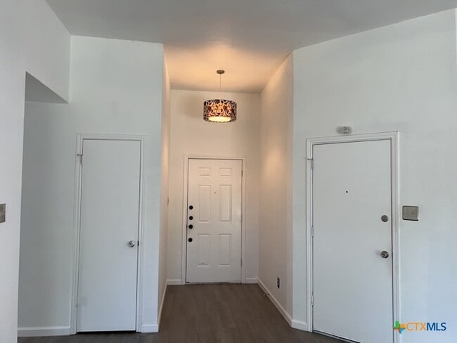 Building Photo - 2503 Armadillo Dr