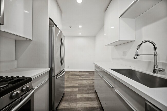 Building Photo - 1333 W 36th Pl