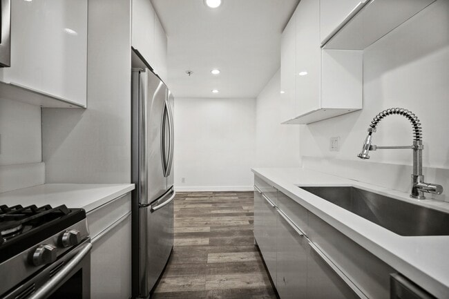 Photo - 1333 W 36th Pl (Los Angeles, CA) Apartment
