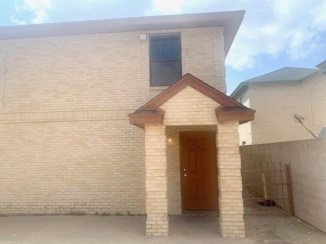 Building Photo - 1502 E San Pedro St