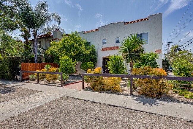 Building Photo - 341 N Heliotrope Dr