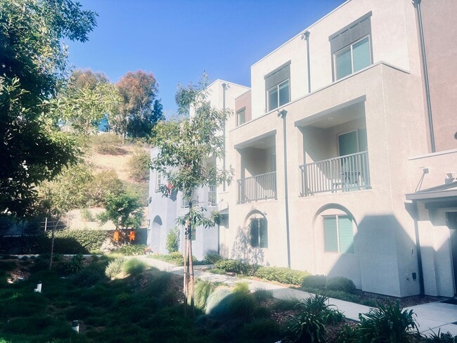 Building Photo - Skyline Vista Townhome with 3 Master Bedrooms