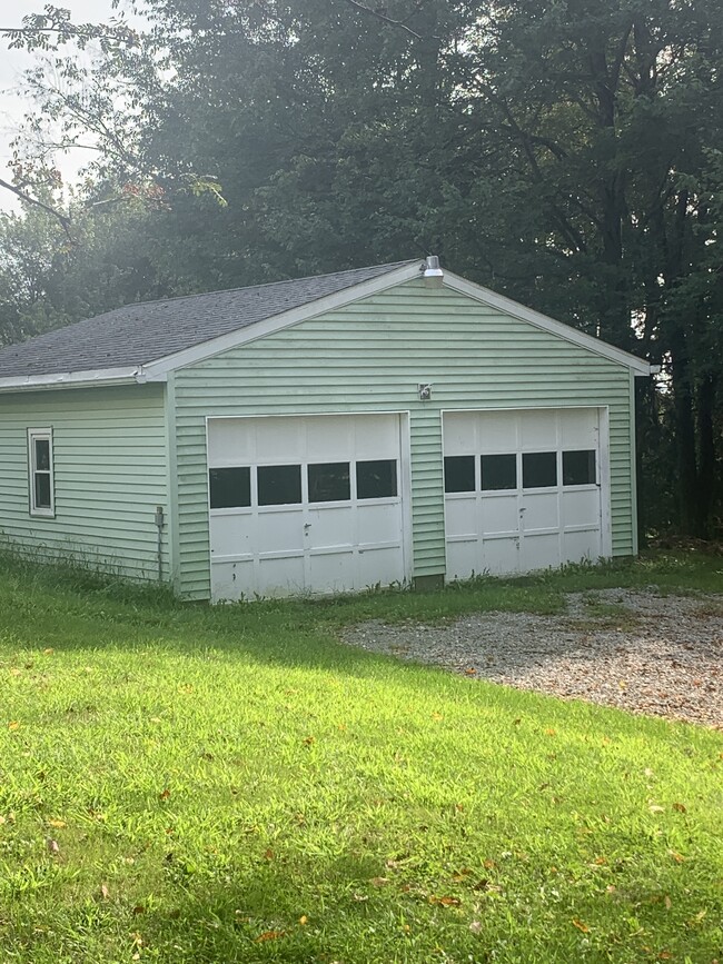 Detached 2-stall garage - 135 Youkers Rd