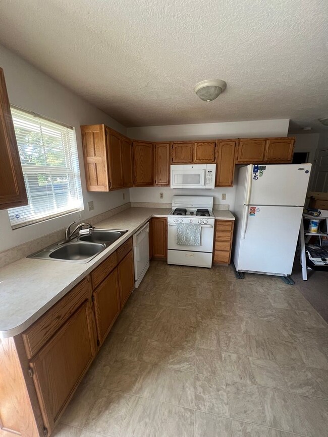 Building Photo - Beautiful 3 bedroom 2 bathroom home (secti...