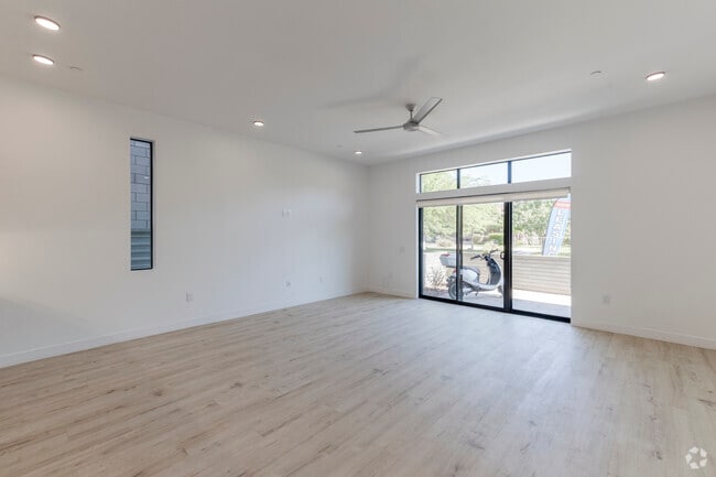 1BR, 1BA - 826SF - Living Room - Willetta 15