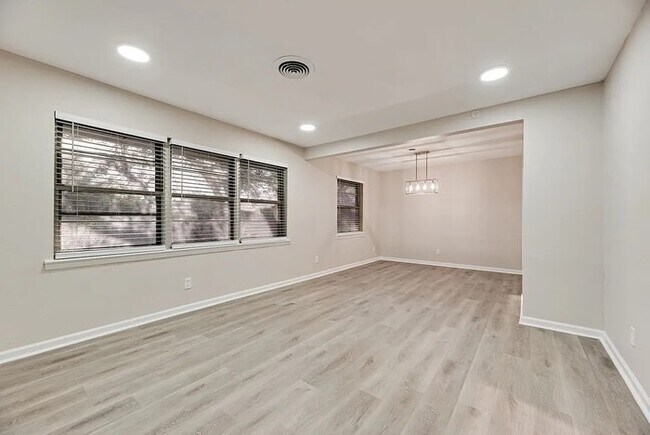 Foto del edificio - 5706 Rocky Ridge Rd