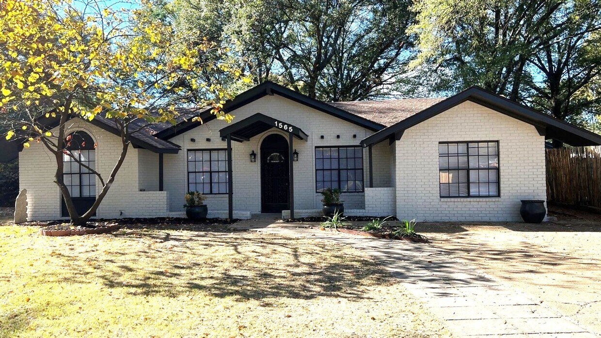 Foto principal - Newly Rehabbed 4bedroom 2 bath Home in Mem...