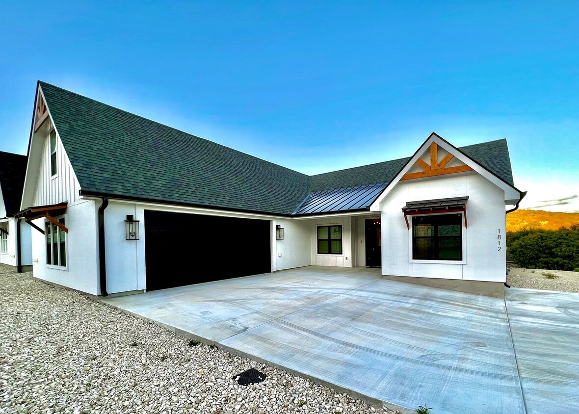 Primary Photo - Gorgeous Modern Home In Village Glen