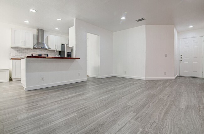 Building Photo - Charming 3-Bedroom, 2-Bath Home with Tons ...