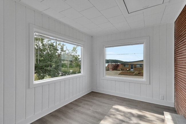 Building Photo - 2 Bed 2 Bath - Harbor View - Landscaping I...