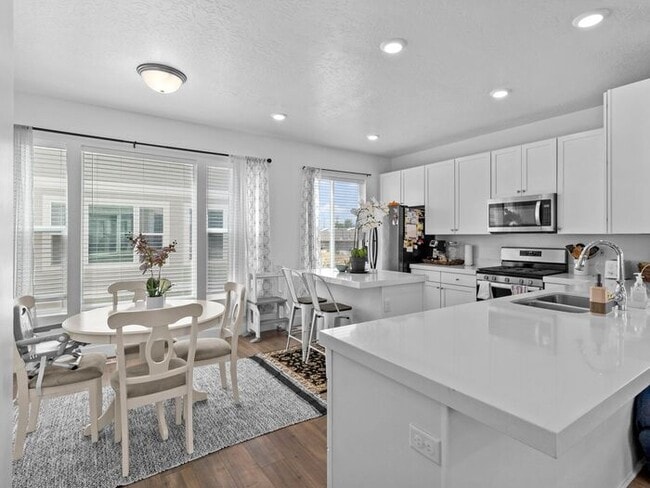 Building Photo - Gorgeous 3 Bed Condo with a rooftop patio!