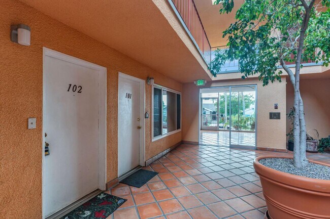 Foto del edificio - 382 Coronado Ave