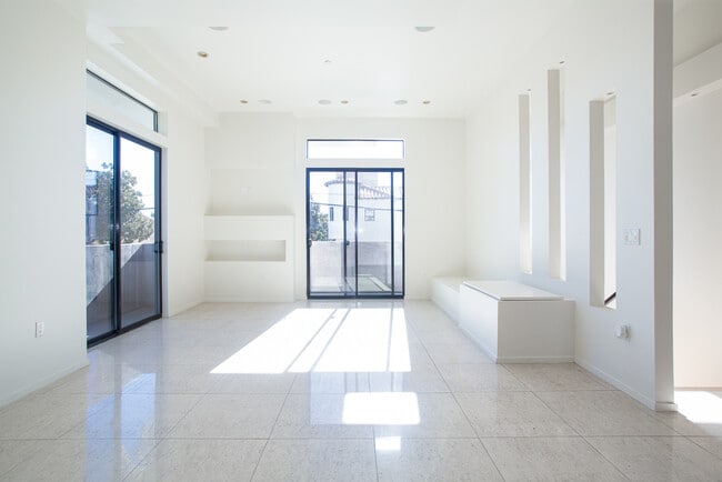 Foto del edificio - 8639 Whitworth Dr