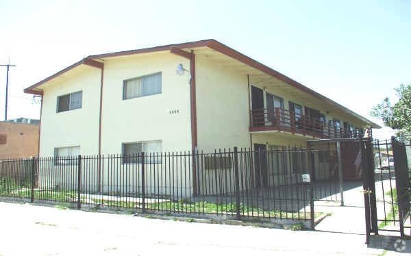 Building Photo - Casa Serena
