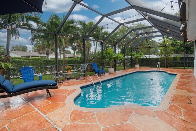 Foto del edificio - 3 Bedroom Pool Home w/ Modern Interior Design
