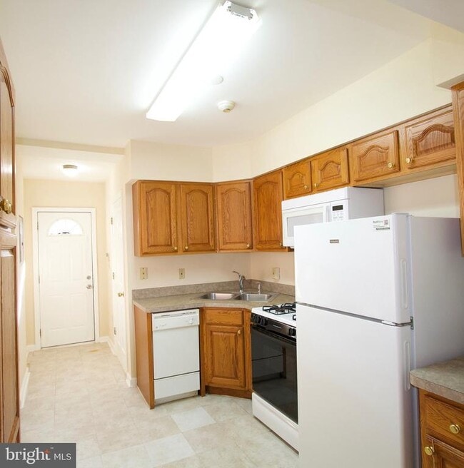 Building Photo - 2343 Eastern Ave