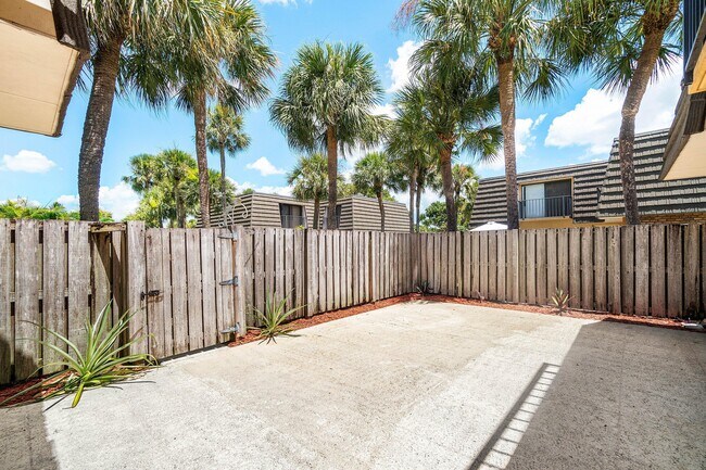 Building Photo - 624 6th Way