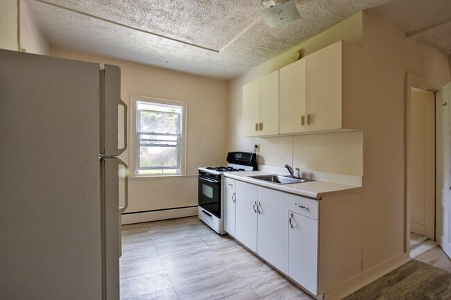 Building Photo - 5635-5639-5639 NY-82
