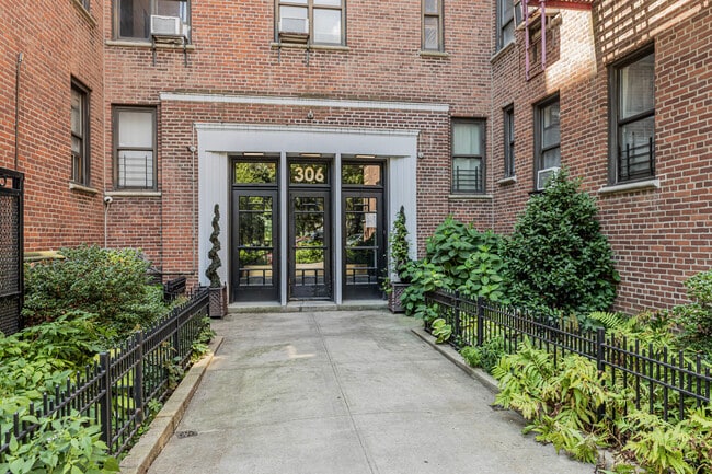 Building Photo - 306 E Mosholu Pky S