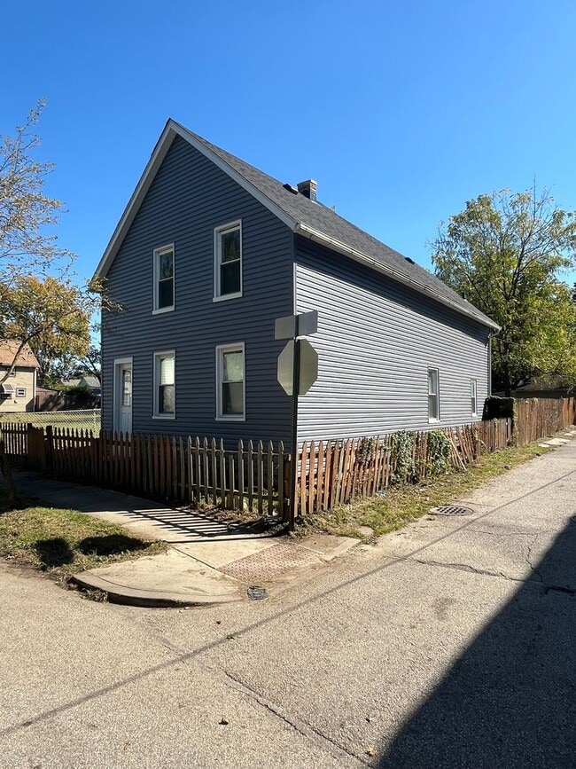 Building Photo - Cudell/West Blvd neighborhood; 4 bedroom/1...