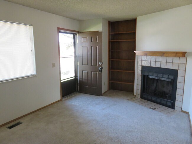 Foto del edificio - Two story 2 bedroom townhome centrally loc...