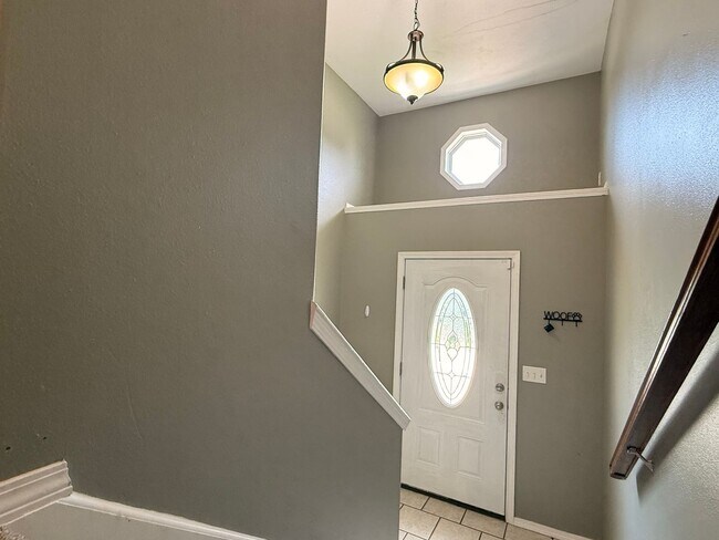 Foto del edificio - Beautiful Split Level in Northern Heights