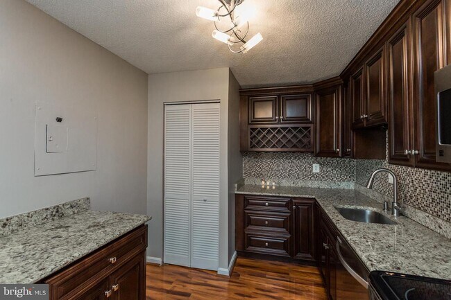 Foto del edificio - 203 Yoakum Pkwy